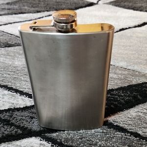 CLASSIC STAINLESS STEEL 8 OZ HIP FLASK CURVED DESIGN